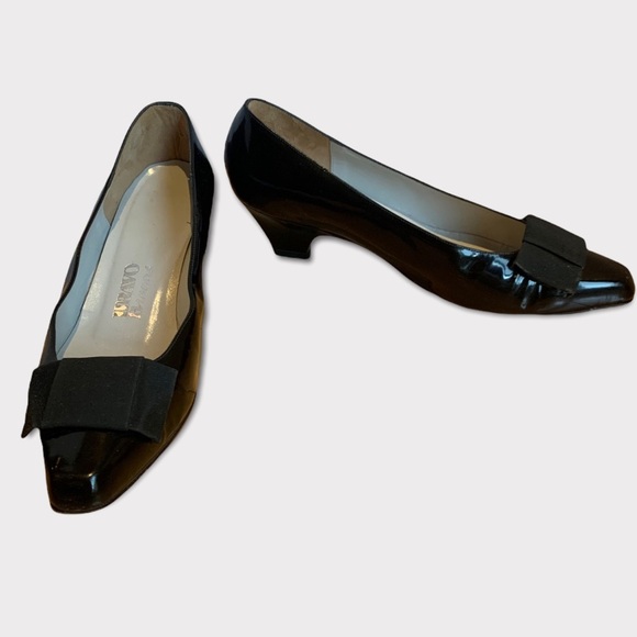 Browns Shoes - VTG 1960’s Bravo Browns Black Patent Kitten Heels with Silk Bows Size 8.5